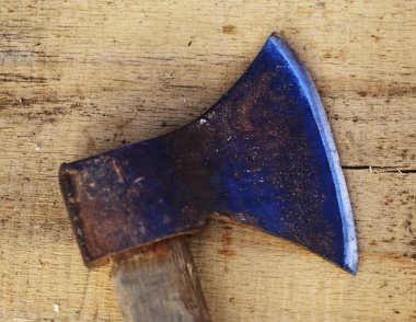 ahşap zemin üzerine balta