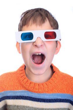 genç çocuk bağırarak 3d gözlük