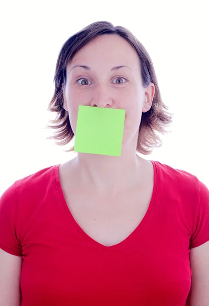 Verrast jonge vrouw post-it op haar mond — Stockfoto