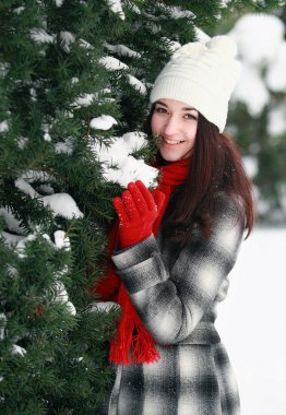 çam arkasındaki kadın