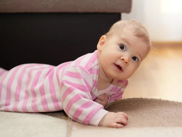 床に横たわってかわいい赤ちゃん — ストック写真