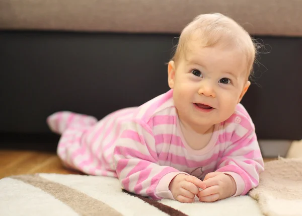 Roztomilý usměvavý miminko leží na podlaze — Stock fotografie