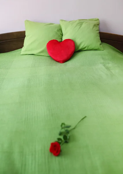 Romantisches Bett — Stockfoto