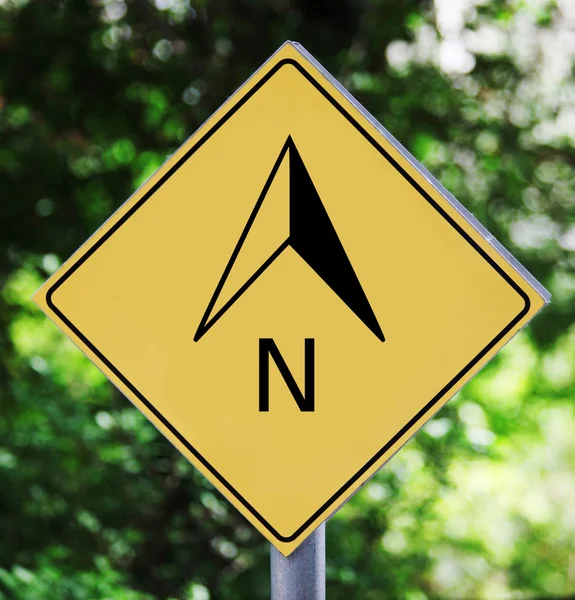 Yellow traffic label with north arrow pictogram — Stock Photo, Image