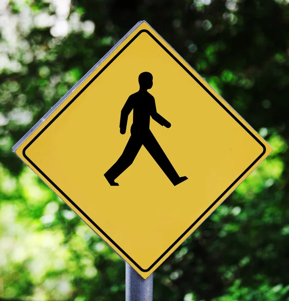 Желтая дорожная наклейка с пиктограммой ходячего человека — стоковое фото