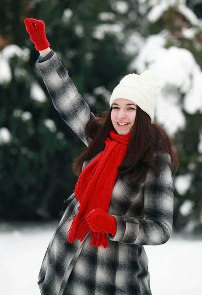 Kışın sevinçle genç kadın — Stok fotoğraf