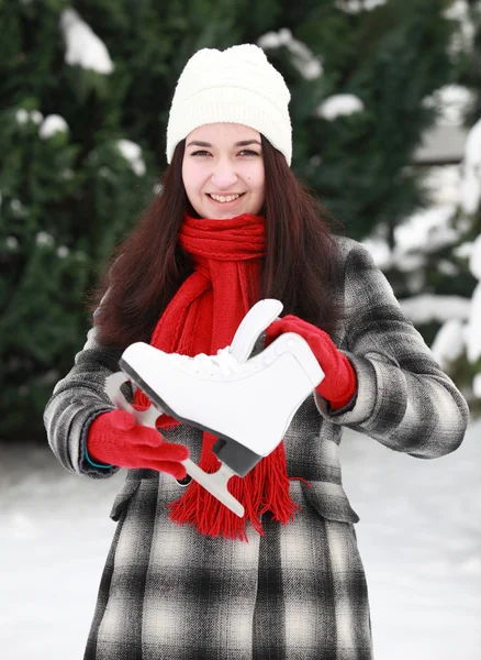 Jeune femme avec patin à glace en hiver en plein air — Photo