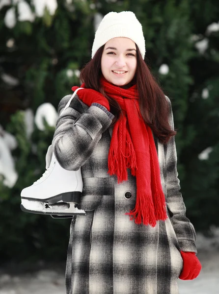 Junge Frau mit Schlittschuhen im Winter draußen — Stockfoto