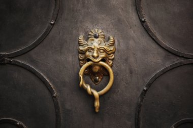 demir kapı aslan kapı tokmağı