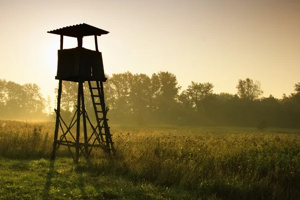 Torre de vigilancia para cazar al amanecer — Foto de Stock