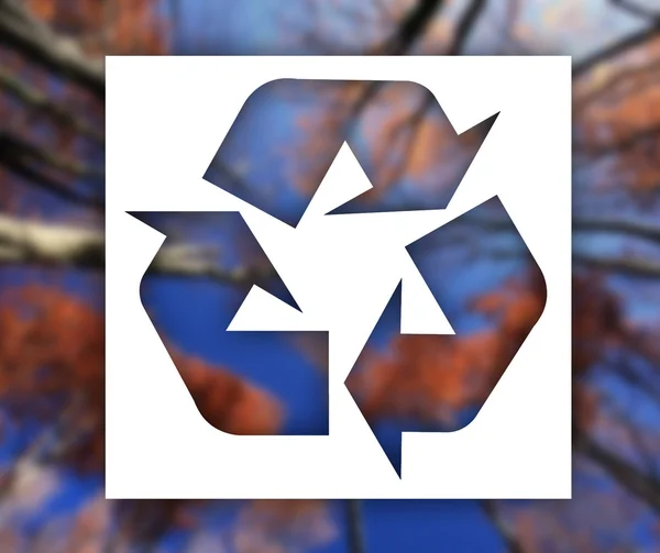 Sinal de reciclagem com fundo da natureza — Fotografia de Stock