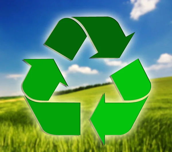 Signo de reciclaje contra el fondo del paisaje —  Fotos de Stock