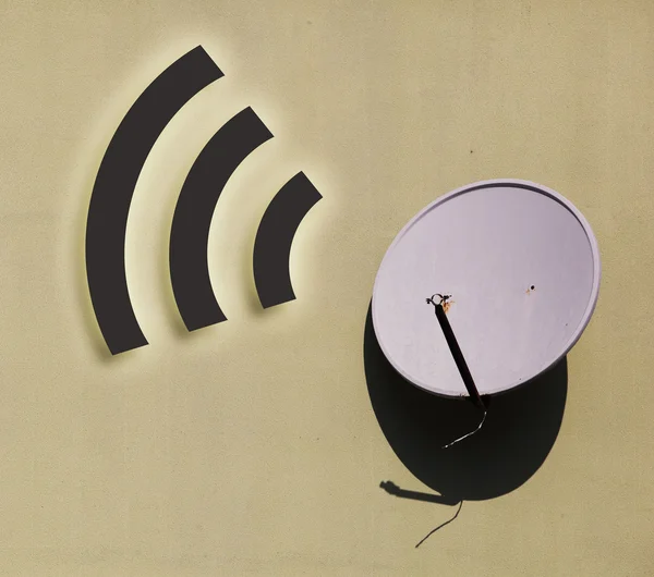 Antena parabólica contra com sinal wifi — Fotografia de Stock