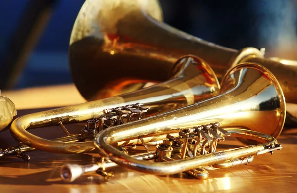 Soplado de instrumentos de viento de latón en la mesa — Foto de Stock