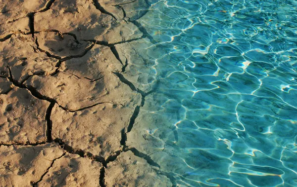 물과 건조 한 토양 — 스톡 사진