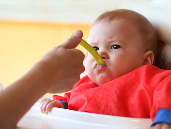 Alimentación bebé — Foto de Stock