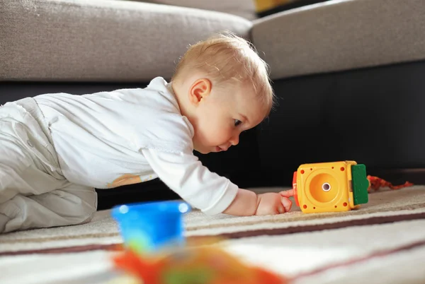 Mignon enfant jouer sur le sol — Photo