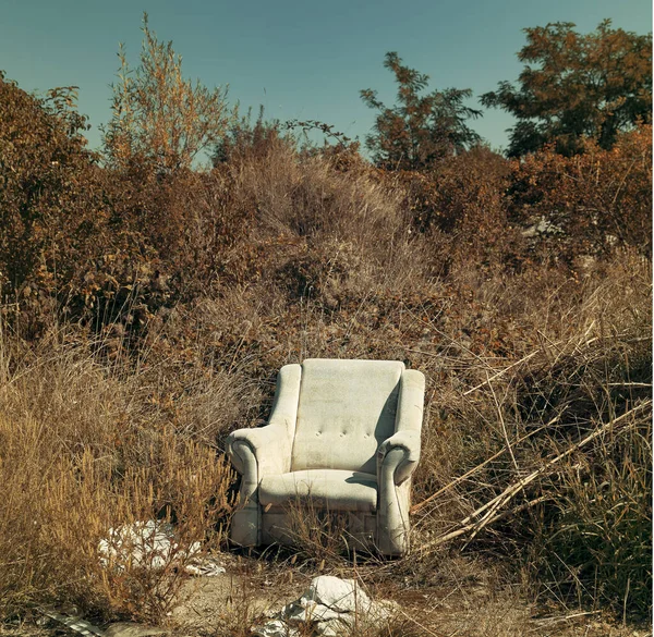 Poltrona Abandonada Como Lixo Descartado Natureza — Fotografia de Stock