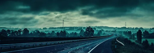 パノラマビューの劇的な曇りの空の高速道路 — ストック写真