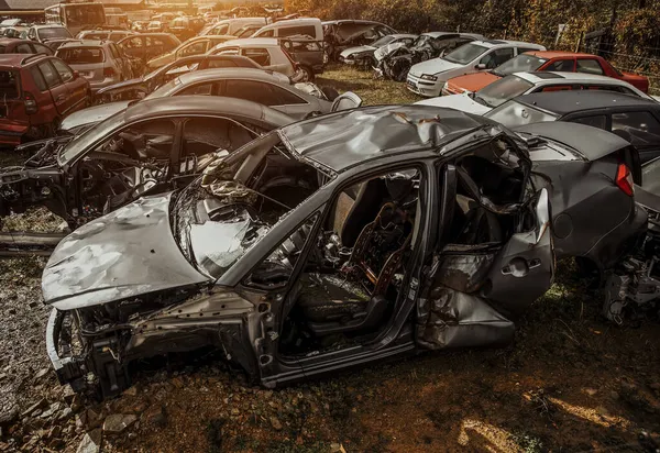 Junk Yard Con Molte Auto Distrutte — Foto Stock