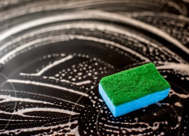 Üstü fırça ve temizlik köpüğüyle temizlenmiş.