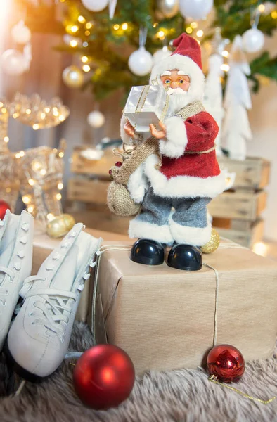 Kerstman Beeldje Bij Kerstboom — Stockfoto