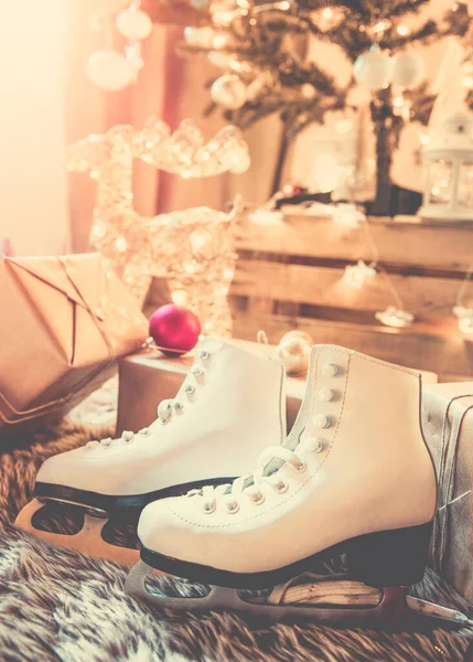 Weiße Schlittschuhe Zur Weihnachtszeit — Stockfoto