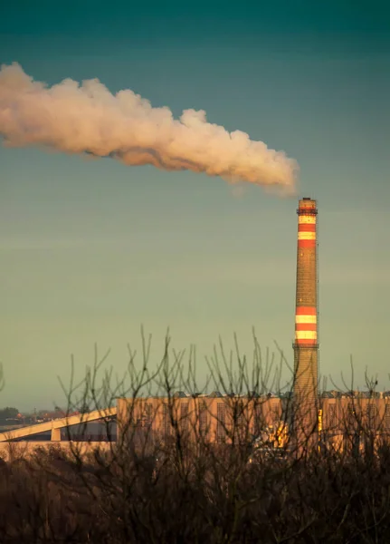 Füstölgő Kéményes Erőmű — Stock Fotó