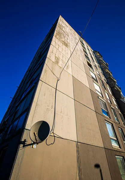 지역에 콘크리트 건물에 안테나가 — 스톡 사진