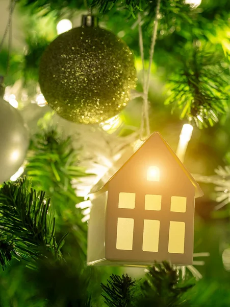Weihnachtsbaum Mit Hängender Miniatur Hausdekoration — Stockfoto