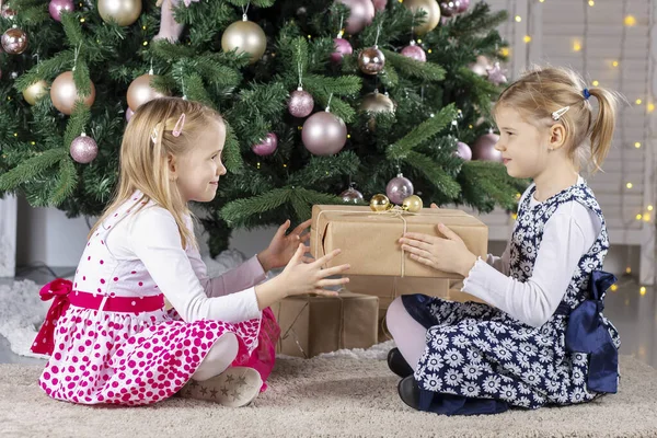 Two Cute Beauty Girl Children Sitting Chritsmas Tree Present Boxes — Foto Stock