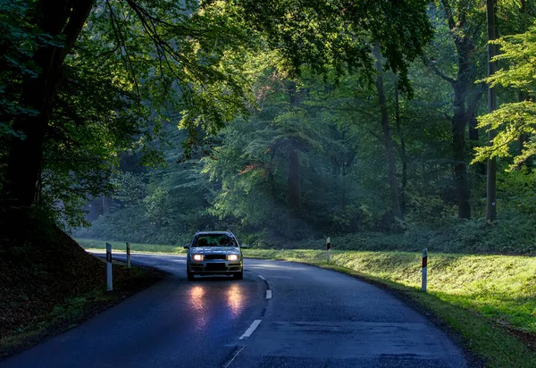 Carro Estrada Floresta Outono — Fotografia de Stock