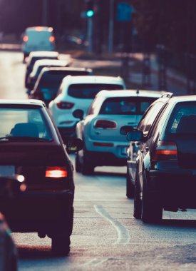 Yoğun trafik, gün batımında trafik sıkışıklığı.