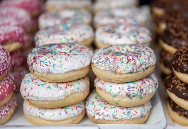 各种色彩艳丽 装饰糖衣的甜甜圈 — 图库照片