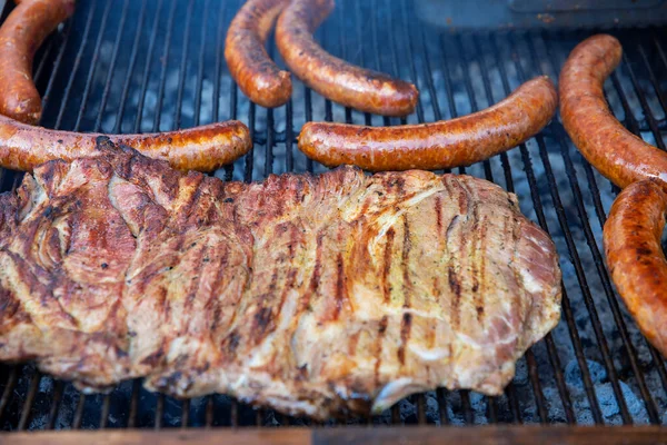 Tłusty Stek Kiełbaskami Grillowanym Ruszcie — Zdjęcie stockowe