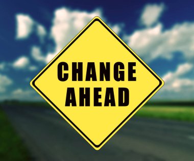 Önünde sarı trafik işareti olan yol üzerinde metin değiştir