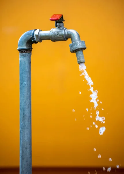Fließend Wasser Aus Dem Metallhahn — Stockfoto