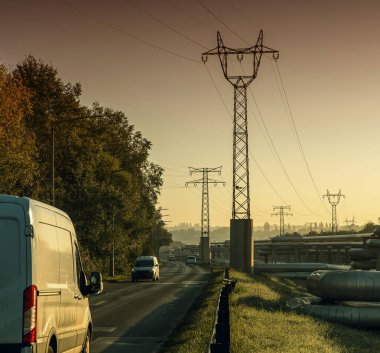 Elektrik kabloları ve yol trafiği olan ısıtma boruları.