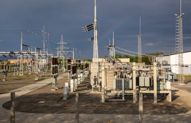 Trafo Merkezi ve yüksek gerilim elektrik direği