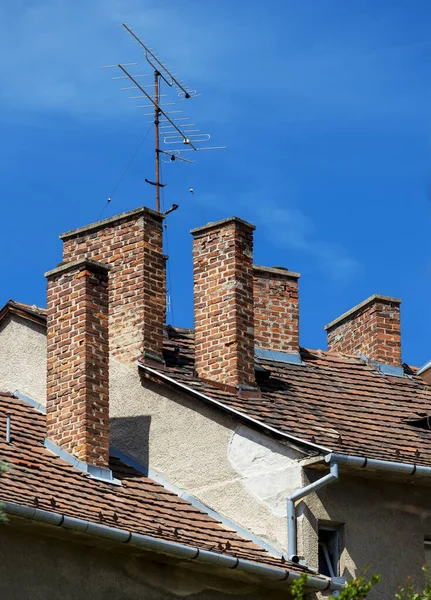 Topo Telhado Com Muitas Chaminés Antenas — Fotografia de Stock