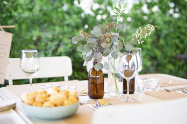 Düğün partisinde çiçekli masa dekorasyonu.