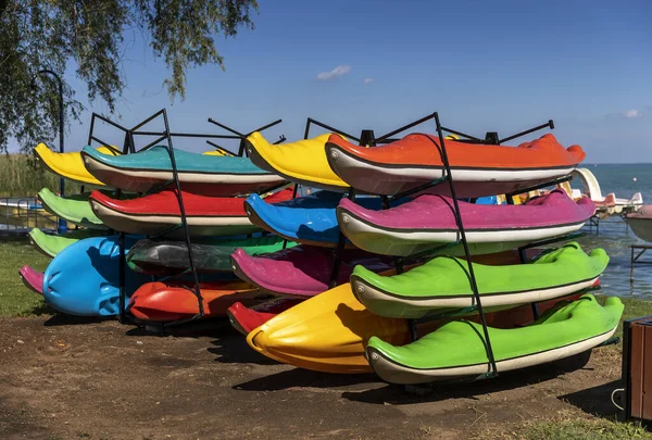 土地の賃貸のための多くのカラフルなプラスチックボート — ストック写真