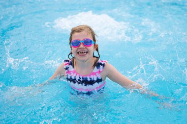 Güzel çocuk Aquapark 'ta suyun tadını çıkar.