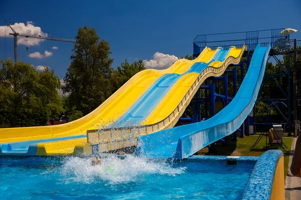 Gelbe Und Blaue Wasserrutsche Aquapark — Stockfoto