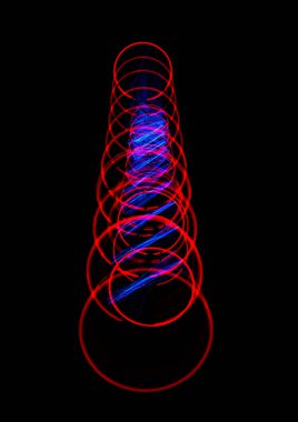 Siyah arkaplanda dönen kırmızı ışık çemberleri