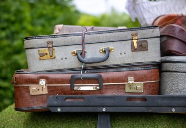 Araba dolusu bavul yolculuk için hazır.