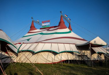 Macaristan 'ın Balatonlelle kentindeki Magyar Nemzeti Cirkusz çadırının dışı - 06 Temmuz 2022