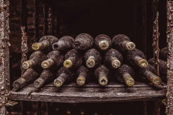 Pilha Garrafas Vinho Adega — Fotografia de Stock