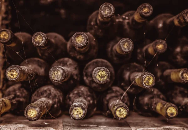 Pilha Garrafas Vinho Adega — Fotografia de Stock