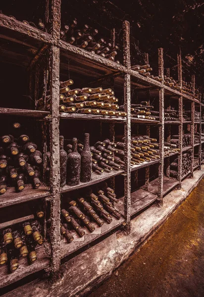 Stapeln Von Weinflaschen Keller — Stockfoto